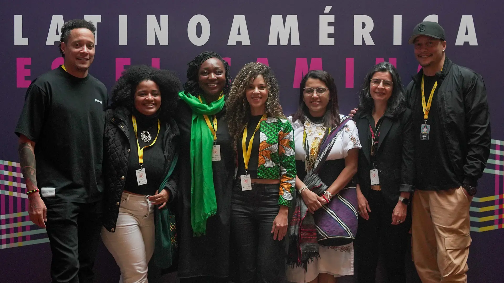 En el Bogotá Audiovisual Market (BAM) 2025, el Fondo Audiovisual para la Equidad Racial ERA inició su recorrido como una apuesta que trasciende lo institucional para convertirse en un espacio de encuentro, diálogo y proyección colectiva. Fue un momento para escuchar e imaginar, a lo largo de esta edición, el Fondo ERA se integró a conversaciones con realizadores, programadores, fondos audiovisuales, expertos y nuevas voces del ecosistema, abriendo preguntas sobre el lugar de las narrativas que emergen desde territorios históricamente excluidos y su capacidad de transformar las formas de contar el país. Con una presencia activa en paneles y espacios de reflexión sobre financiación, circulación y sostenibilidad del cine con enfoque diverso, ERA propició intercambios que reafirman que impulsar narrativas diversas no solo amplía la representación en pantalla, sino que también redefine las maneras de construir industria, conectando lo local con lo global. Uno de los momentos clave fue el espacio de asesorías personalizadas para los proyectos ganadores del Fondo, donde realizadores y realizadoras recibieron acompañamiento estratégico de Paula Astorga. Este proceso fortaleció cada propuesta en su tránsito del papel a la pantalla, consolidando historias con la calidad, conciencia e impacto necesarios para dialogar con audiencias más amplias